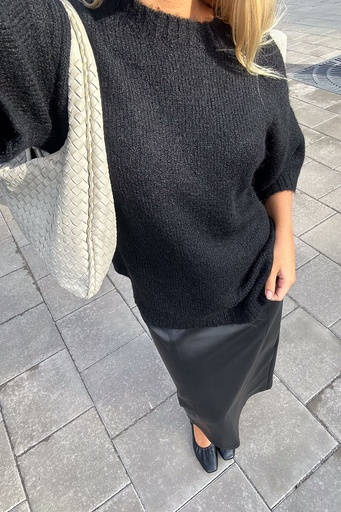 [009] Pull black